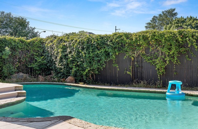 Spacious Luxury Home with Heated Pool & Pool Table