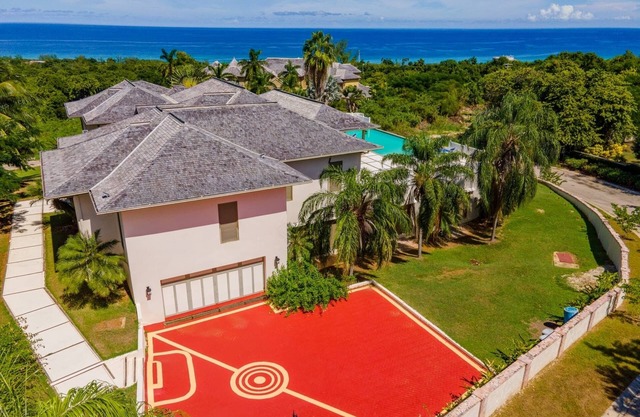 Spacious Luxury Villa In Exclusive Upscale Gated Neighborhood