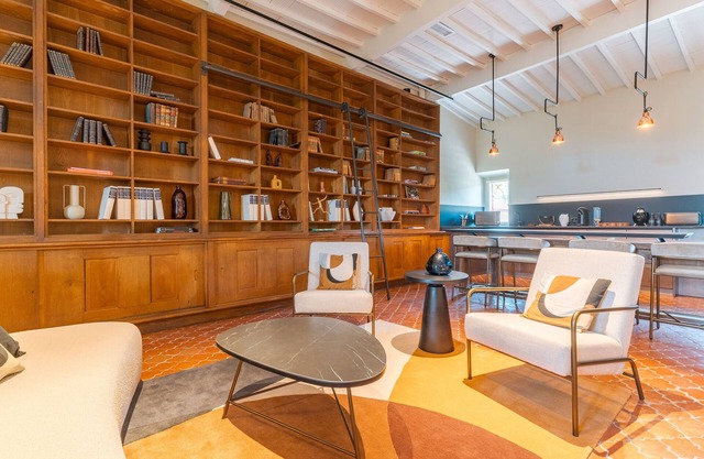 Espacioso loft de diseño y nuevo en un castillo. Aix.