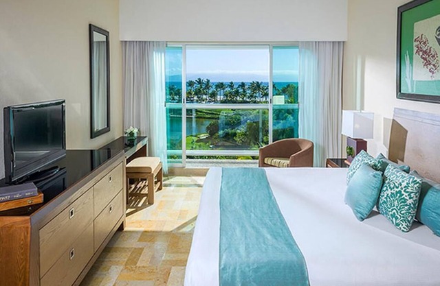 Spacious Mayan Palace Two Bedroom Suite – Family-Friendly Acapulco Escape