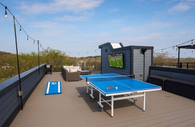 Spacious & Modern: 2 Rooftops, Stage, Games & More