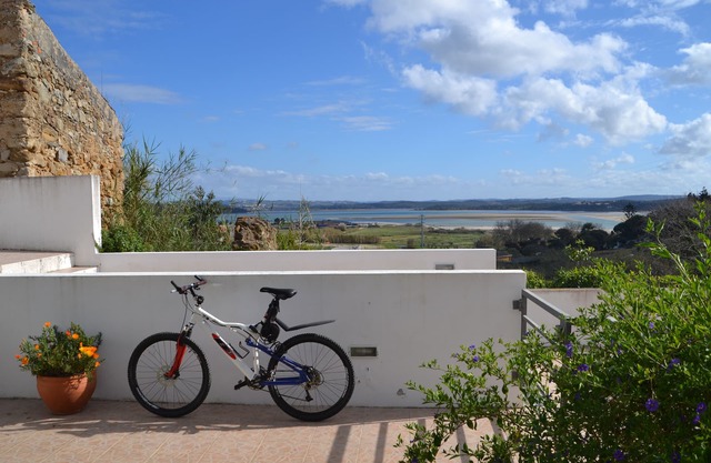 Villa espaciosa, moderna y confortable con vista a la laguna, piscina y cerca de la playa.