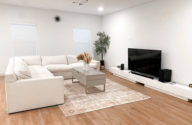 Spacious & Modern Home in SMTX-10 MINS to DT/ TXST