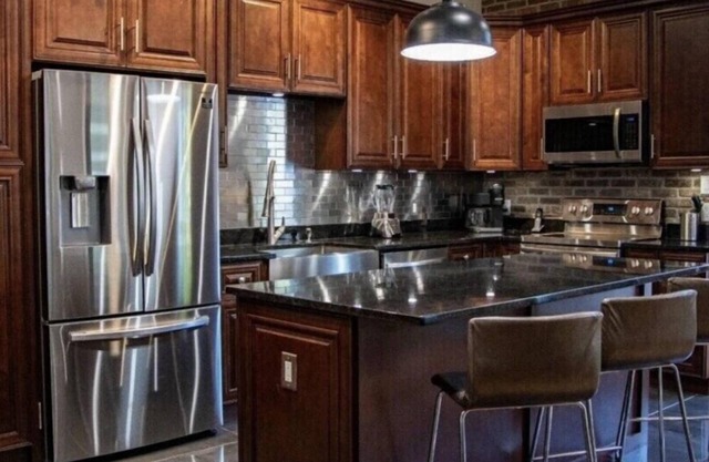 Spacious modern home , close to rivers , Austin, San Antonio & Wineries