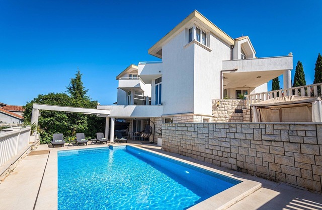 Villa espaciosa y moderna con piscina de 36 m2 a solo 70 metros de la playa