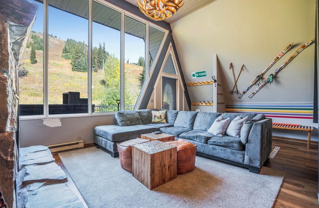 Spacious Mountain Retreat w/ Beautiful Loft! – Perfect for small groups!