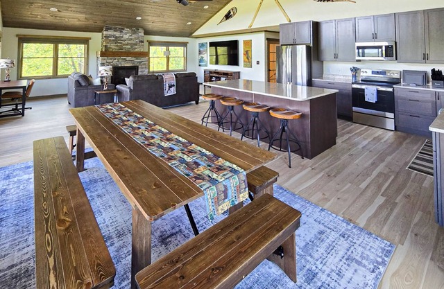 Spacious mountain retreat with fire pit, hot tub, sauna, and foosball