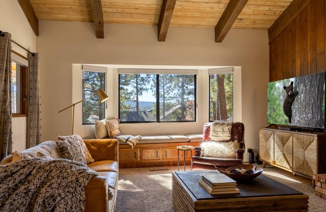 Spacious mountain home, across the street from the Lake, AC, pets ok. Sleeps 12