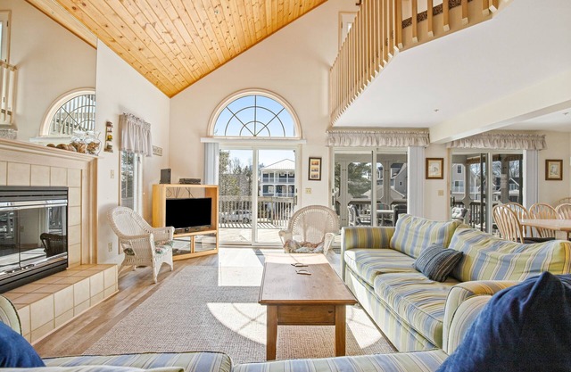 Spacious Multi-Level Home w/Decks, Central AC, Washer/Dryer, Free WiFi, & More