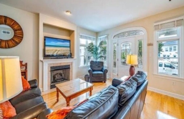 Spacious North End 4BR w/ Porch, Parking & Fireplace –Steps to Beach & Boardwalk