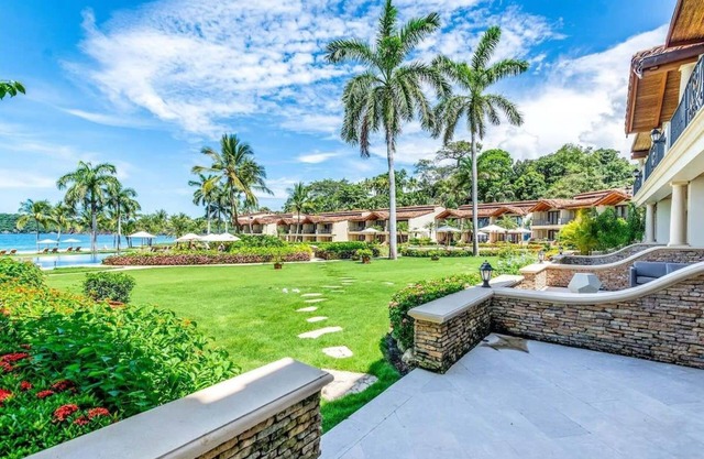 The Palms Mansion: 4-Bed 6-Bath Beachfront Vacation Rental en Playa Flamingo