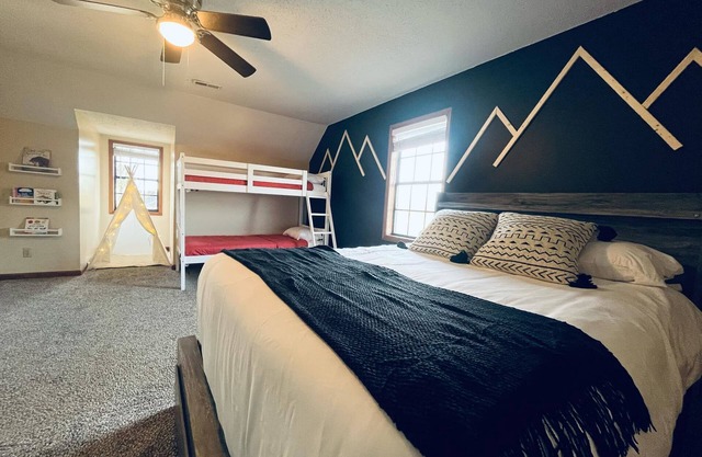 EPIC Family Home w/ MtnViews-FirePit-PetFriendly
