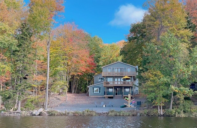 Spacious Pocono Lakefront Retreat w/ Amenities