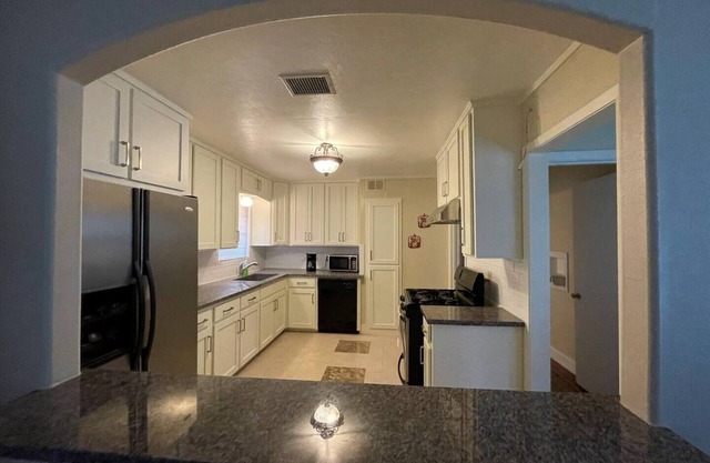 Spacious private home within 2 miles from Hobby Airport