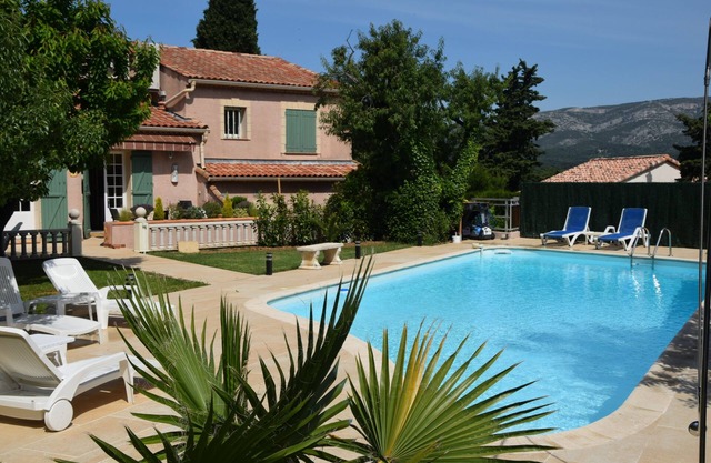 Amplia casa provenzal en una tranquila piscina grande