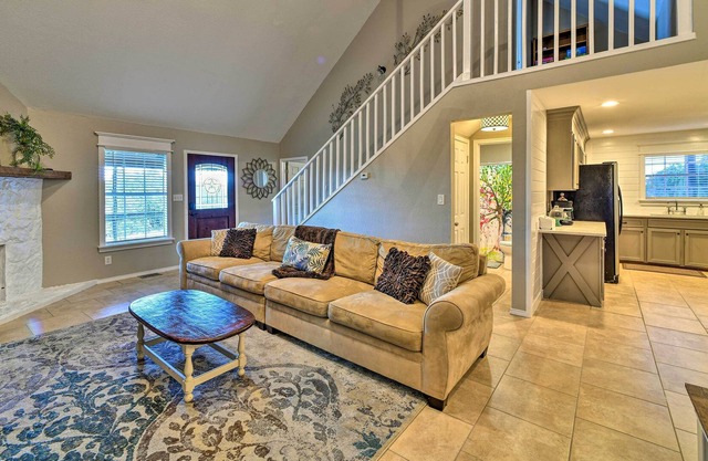¡NUEVO! Tranquilo Hill Country Retreat w / Front Porch