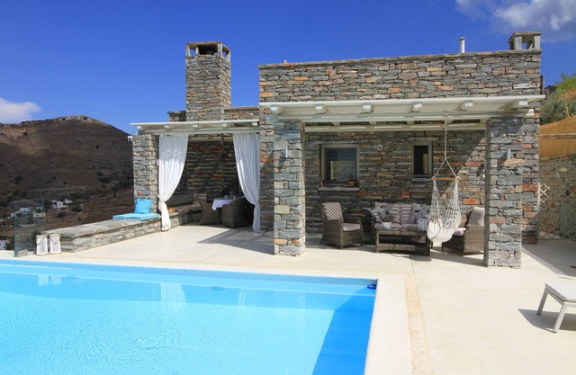 Amplia villa privada con vistas al mar, piscina infinita, jardín y wifi gratis