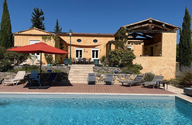 Espaciosa villa de estilo provenzal con piscina