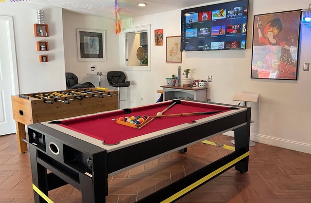 Spacious ranch 7 minutes to the beach/ airport, 3in1 game table , Pet friendly