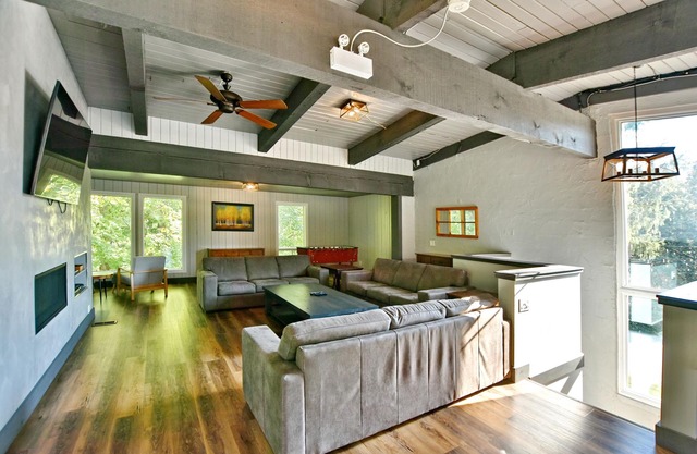 Spacious & Relaxing Chalet close to Blue Mountain Ski resort. Dog-friendly!