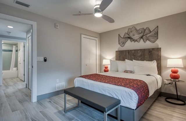 Spacious Resort Suite w/ Full Kitchen & Stunning Sunsets in Treasure Island