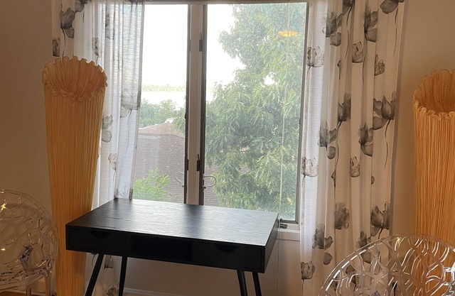 Spacious room for rent w/ pvt . bathroom and amazing NYC views in Edgewater NJ.