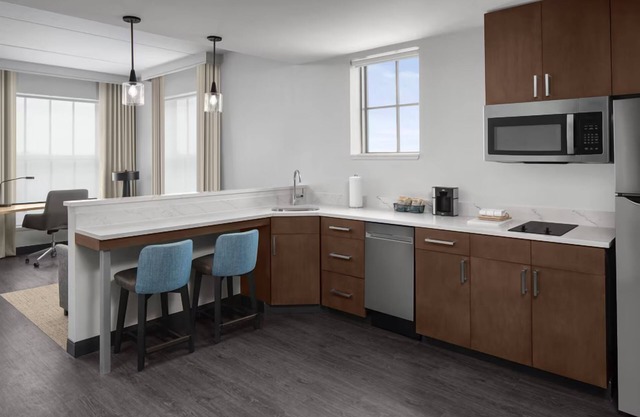 Spacious Room w/ Full Kitchen, Free Hot Breakfast & Free Shuttle to Mayo Clinic