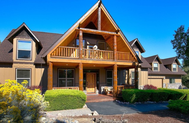 Spacious & Rustic Lodge Cabin. 4 Bedroom Kid & Pet Friendly w/ Private Hot Tub!