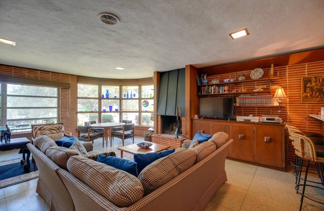 ¡NUEVO! Chic San Antonio Home w / 2 Patios- por el centro