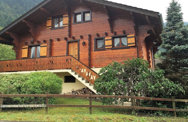 Amplio chalet de estilo saboyano para el invierno de esquí / sol de verano, ideal para familias y amigos