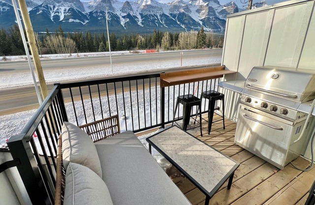Spacious Up to 18 Guests Retreat with Hot Tub, Free Parking, AC & Views