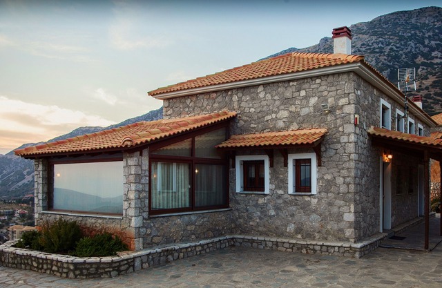 Amplia casa de piedra construida con espectacular vista a la montaña v