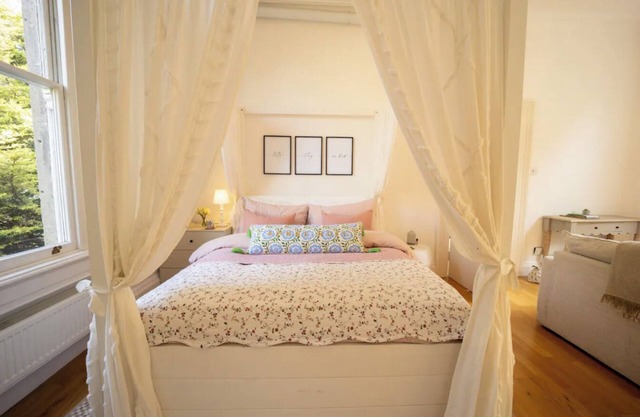 Spacious Studio Apartment in Central Bath - Sleeps 2, Parking Available