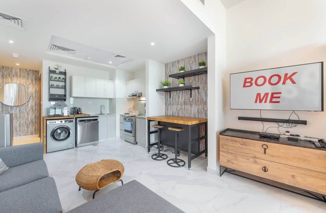 Spacious Studio for 4 in the heart of Business Bay!