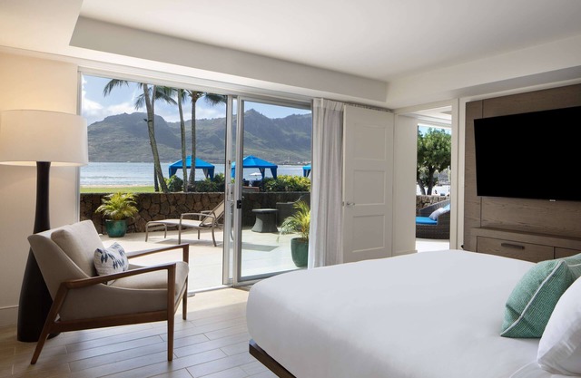 Spacious Suite w/ Private Lanai | Beachfront Retreat w/ Airport Shuttle
