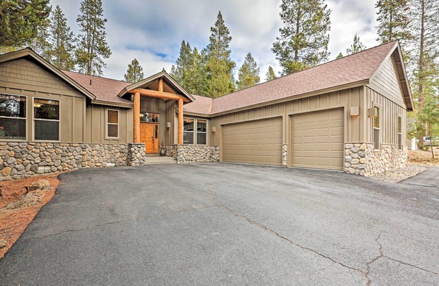 Spacious Sunriver Home w/ Hot Tub & Gas Grill