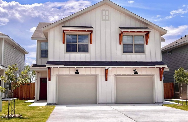 Spacious townhome just minutes away from Sea World and Fiesta Texas!