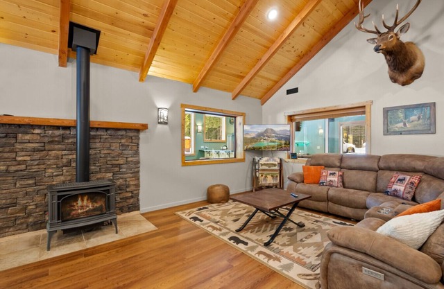Spacious, Updated Lodge-Minutes to Glacier Park!