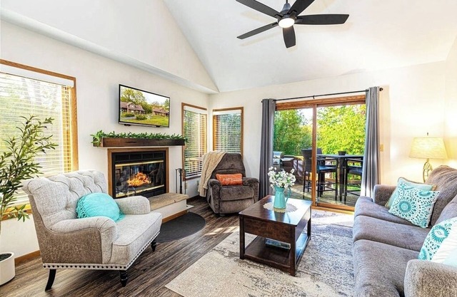 Spacious Updated Villa w/2 King Beds, Pool steps away, Near Spa, Golf, Trails