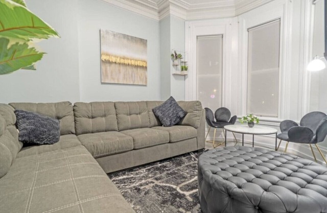 Spacious Urban Gem ~ Steps from the Pier ~ Parking