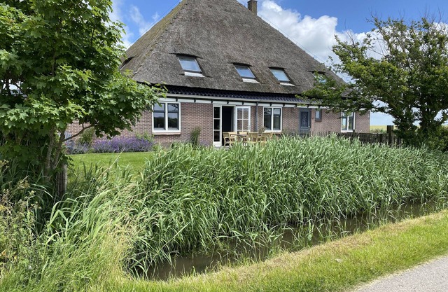 Spacious vacation home in farmhouse, only 2 km from beach in nature reserve.