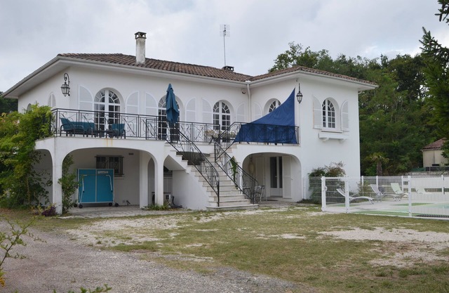 Spacious villa for 14 people with secure swimming pool, sea and forest walks