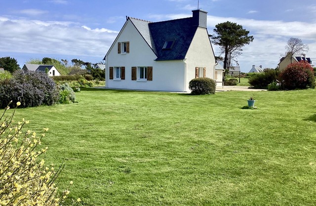 Amplia villa para 12 con gran jardín cerca del mar.