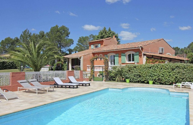 Amplia villa en Bagnols en Foret con piscina privada