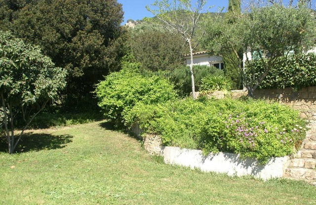 Espaciosa villa en Alata con jardín privado.