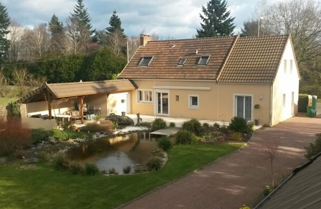 Villa espaciosa con piscina natural, cerca del centro de la ciudad y del circuito de Le Mans