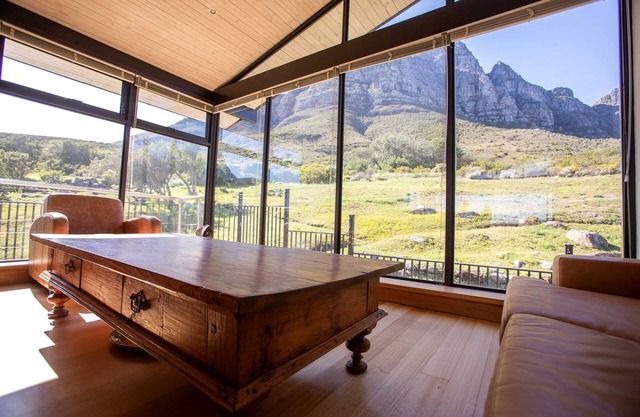 Spacious villa on the slopes of Table Mountain with a pool and sea views