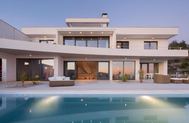 Amplia villa con piscina