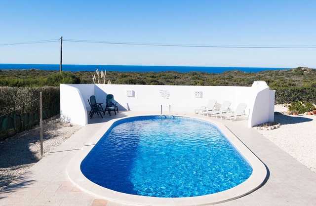 Amplia villa con vistas al mar y piscina