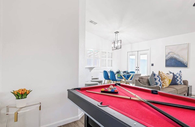 Spacious Yard+Pool Table at 5BR Modern Getaway